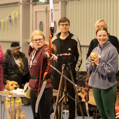 Llun o ferch yn chwarae pêl mewn cadair olwyn