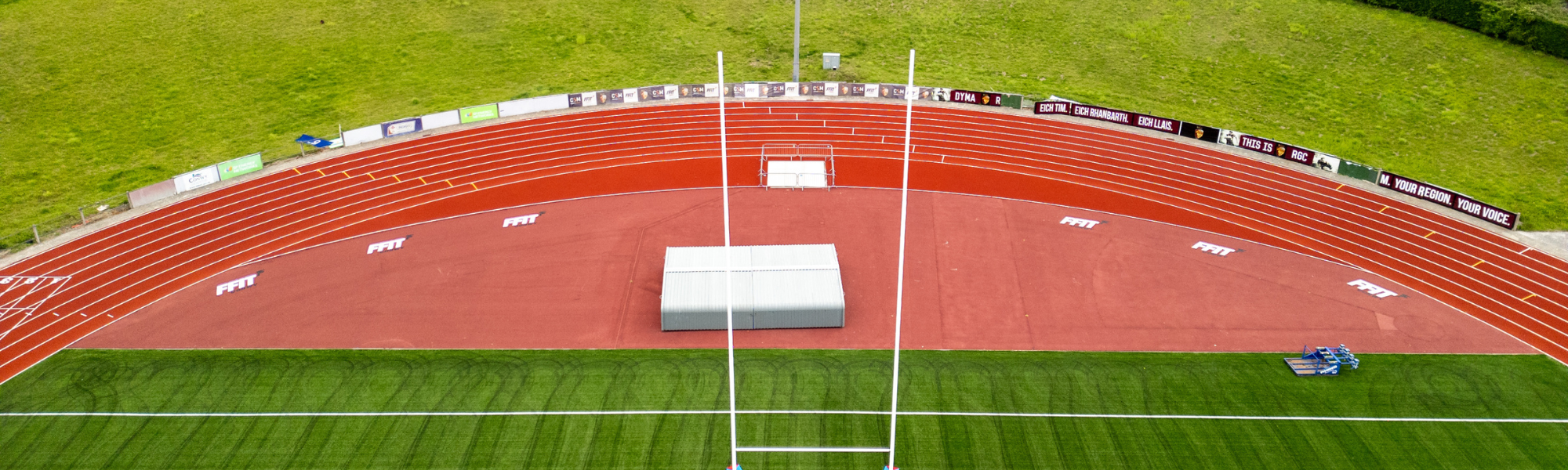 Golwg uwchben o'r trac athletau.