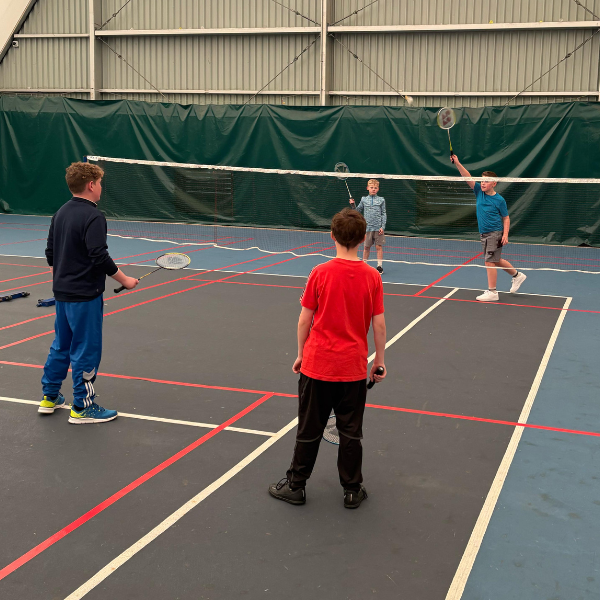 Llun o blant yn chwarae badminton