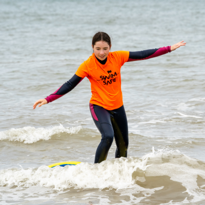 Person yn surfio