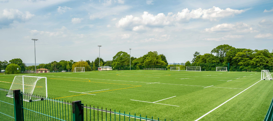 Golygfa o'r Cae 4G awyr agored ym Mharc Eirias