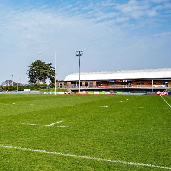 Golwg o’r cae 4G awyr agored ym Mharc Eirias