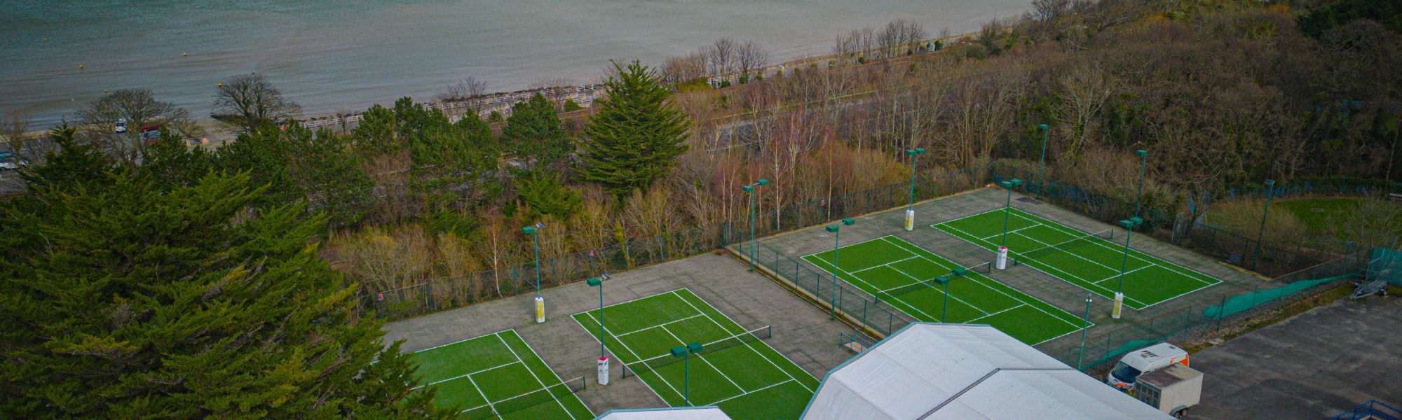 Golygfa o Gwrt Tennis gyda chwaraewyr