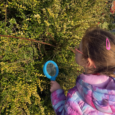 Llun o ferch gyda chwyddwydr