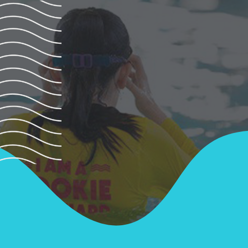 Llun o sesiwn achubwr bywyd rookie gyda chartŵn drosto